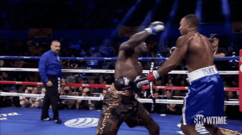 Деонтей роняет своего соперника мощным задним свингом.