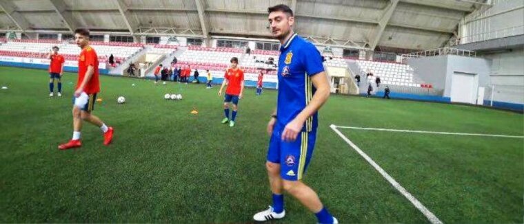 Экс-футболист и популярный видеоблогер Евгений Савин побывал в Омске в гостях у бывшего футболиста сборной Испании и «Ливерпуля» Альберта Риеры. 
   Как ранее писал "ПульсLive", супруга Риеры — омичка и семья с тремя детьми периодами живет в Омске. Альберт открыл в городе футбольную академию, а сейчас уже оформляет российское гражданство. 
 - Я уже сибиряк, — отвечает Альберт на первый вопрос, который видеоблогер задает ему прямо в аэропорту. Гость спрашивает, почему известный спортсмен встречает его в такой мороз без шапки. 

Далее во время беседы спортсмен с мировым именем рассказывает и показывает Савину, где он бегает со своими учениками. Она начинается на «Зеленом острове» и проходит вдоль Иртыша по набережной.  
Испанец признается, что Омск у него вызывает только позитивные чувства.  
 - Когда я в 2001 году первый раз увидел омские дороги, то ужаснулся. Сейчас все изменилось. Не только дороги. Люди стильно одеваются, есть рестораны, много мест, куда можно сходить, — рассказывает Риера. 

Вместе с испанцем российский футболист побывал на рыбалке и даже в русской бане. Много вопросов было задано о детско-юношеской академии футбола, которую недавно открыл в нашем городе Альберт с друзьями. 
Риера очень серьезно относится к этому проекту, сам тренирует ребят и заверяет, что, если среди юных омичей будут появляться талантливые игроки, он, используя все свои связи в мировом футболе, обязательно поможет им пробиться не только в российский, но и в мировой футбол. 

                                                                                                                                               
Он признался, что никогда не ругает детей, если у юных спортсменов что-то не получается, и не раз повторяет в ходе общения, что очень любит наш город. За это ему большое спасибо.
Автор: Мария Исаева                     Фото: sports.ru
