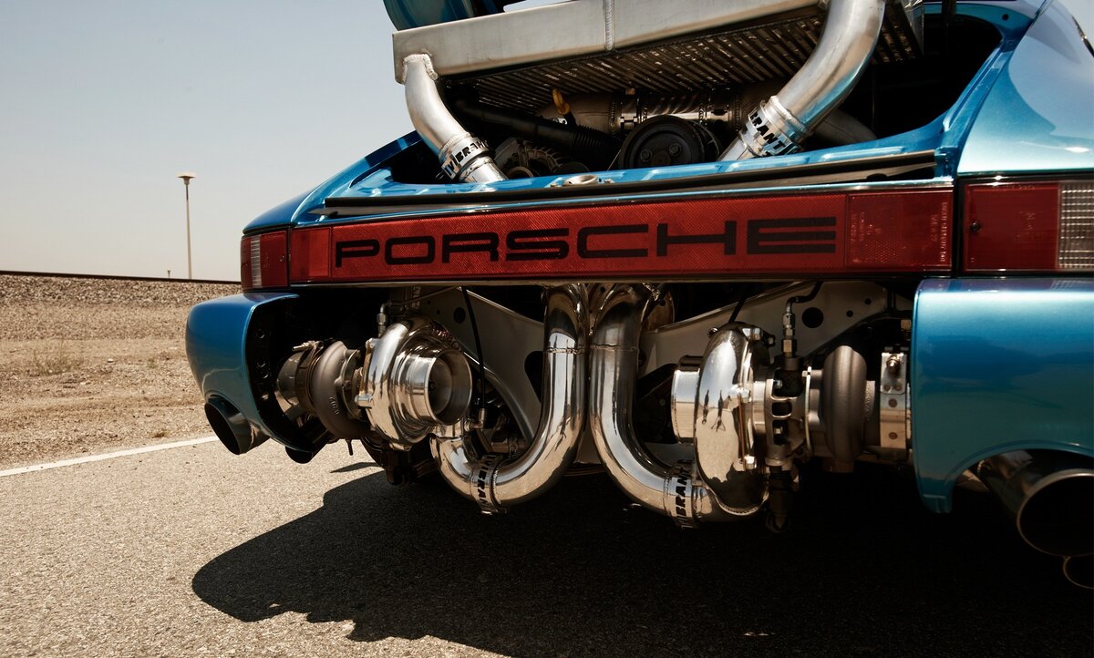 Porsche 911 (930) частный тюнинг проект, хорошо видно 2 турбокомпрессора