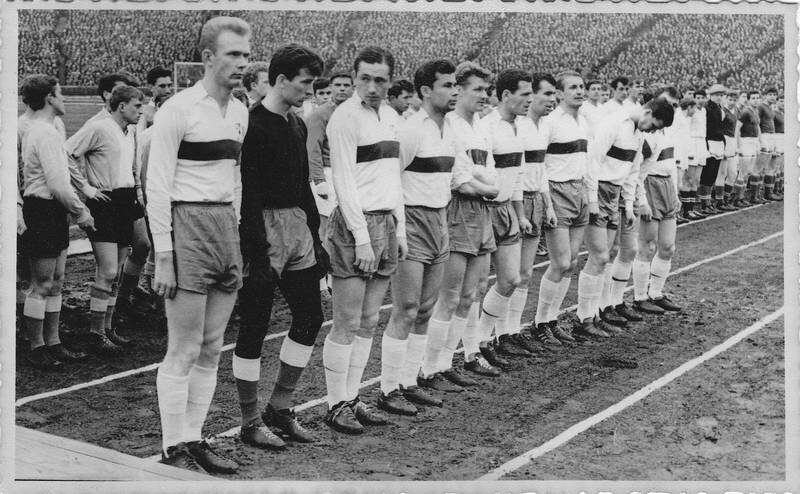 Никто бы не подумал, что эти футболисты - это обычные работяги, работающие по своей профессии и играющие в свободное время в футбол