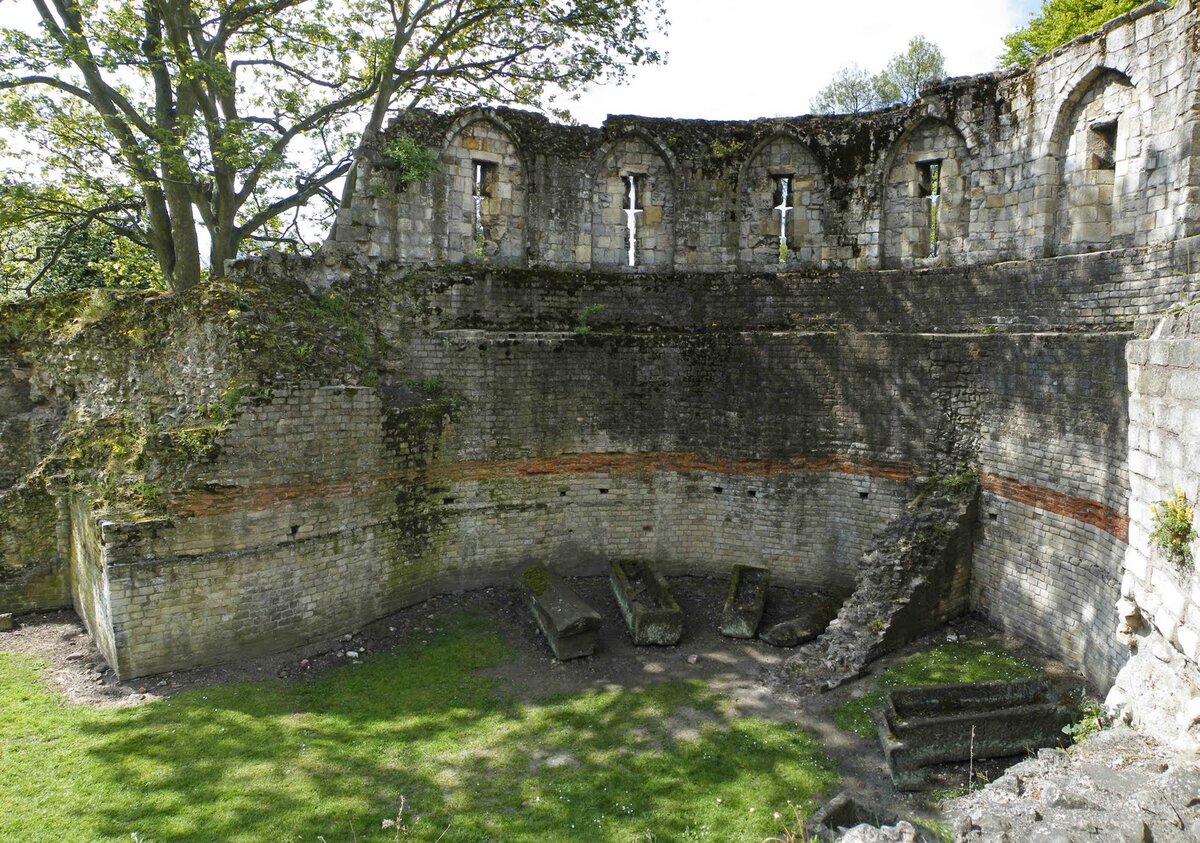 Стены, построенные римлянами, сохранились до наших дней. Эти внушительные сооружения встретили бы викингов, когда они напали на Йорк.