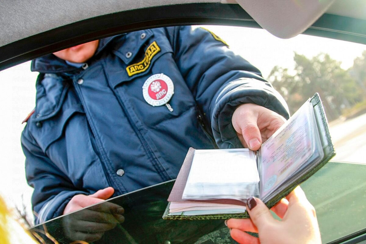 Что делать, если инспектор ДПС забрал права и молча ушёл к патрульной машине?  | Зато не в кредит | Дзен