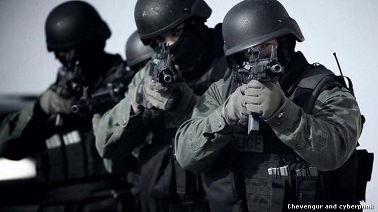 Доблестные бойцы УБН, с "фантастической" годовой зарплатой в 75-85 тысяч долларов; одновременно за работой и позируют фотографу