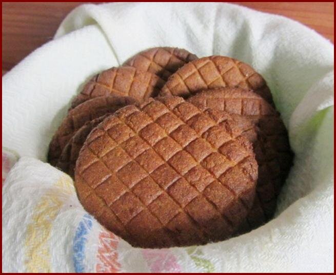 Ржаные коржики на меду сделанные своими руками - простое, вкусное и полезное угощение.