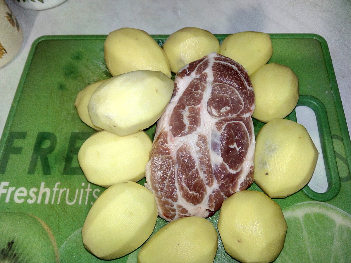 Свинина грамм 400, картоху  посчитайте сами