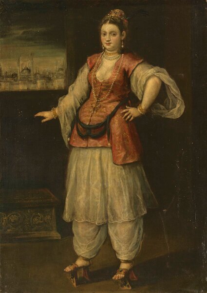  На очень известном портрете, написанном неизвестным венецианским художником 16-го века изображена султанша, имя которой мы тоже не знаем.  Внимание привлекает странная обувь женщины.