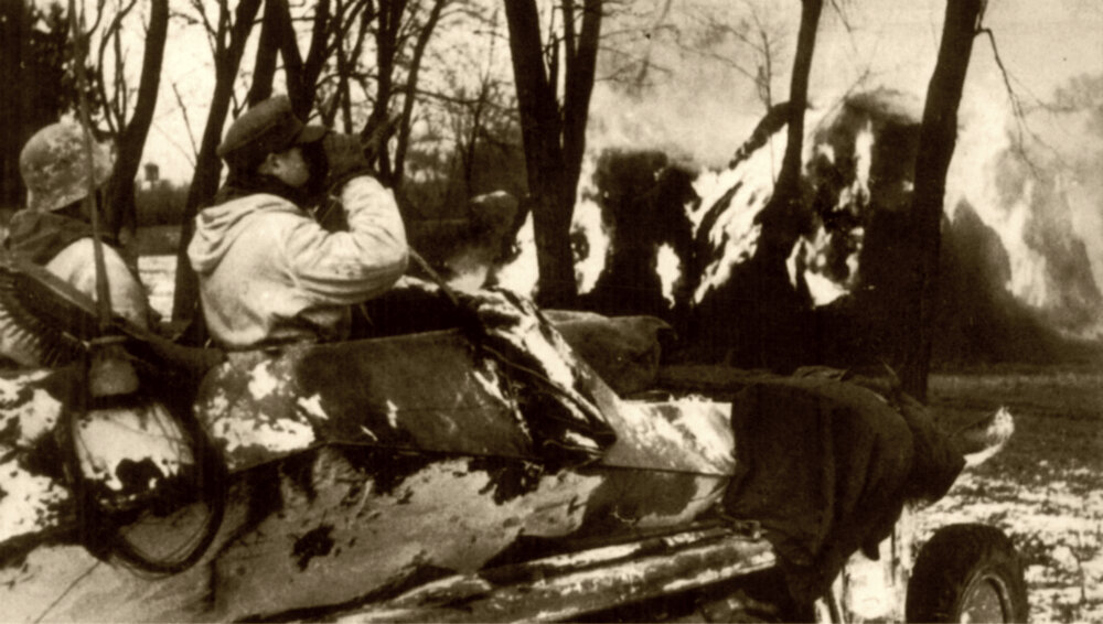 Немецкие панцергренадеры на бронетранспортере Sd.Kfz. 251 в атаке на позиции советских  войск. 1945 г.