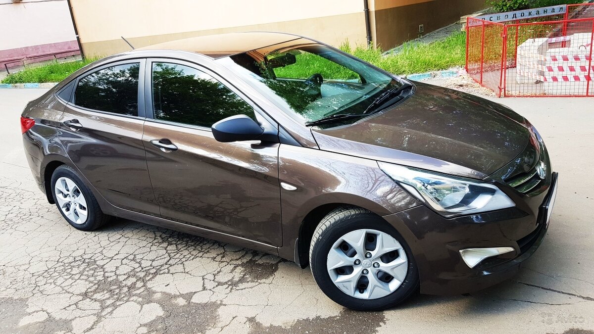 Авито solaris. Hyundai Solaris коричневый. Hyundai Solaris 2016 коричневый. Хундай солярис1 рестайл коричневый. Коричневый Хендай Солярис 1,6 механика.