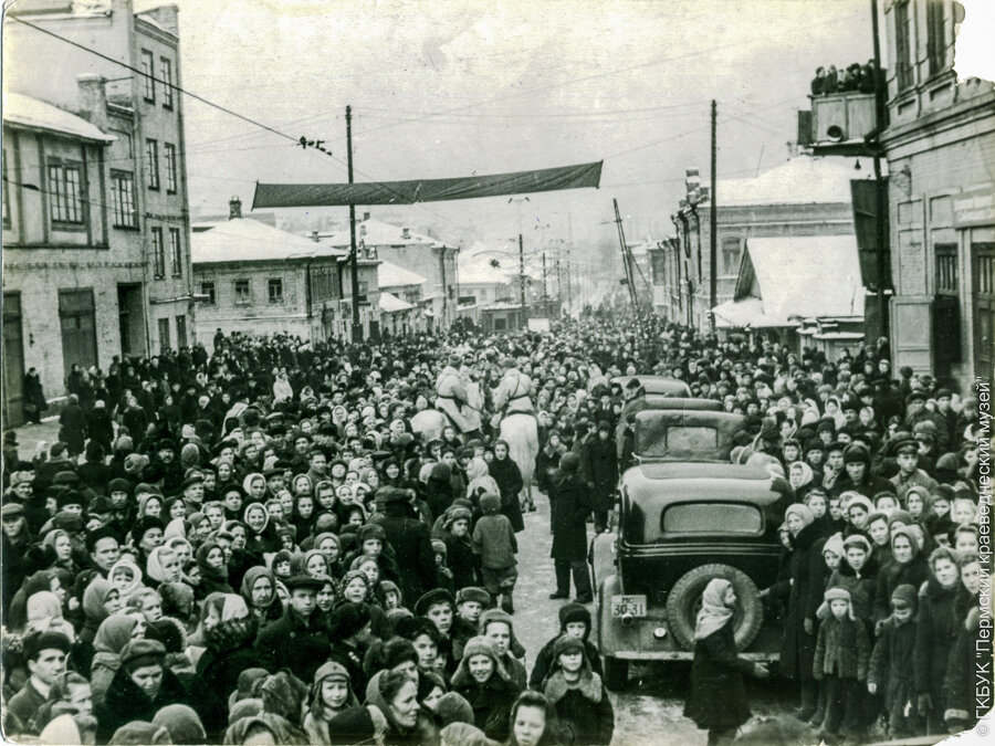  Жители города Перми и Мотовилихи идут проститься с останками Н.Г.Славянова в рабочий клуб им.Свердлова 28 ноября 1948 года. Фото М.Н.Колпакова, передано в фонды Пермского краеведческого музея М.Н.Колпаковым. ПОКМ-20693-95 