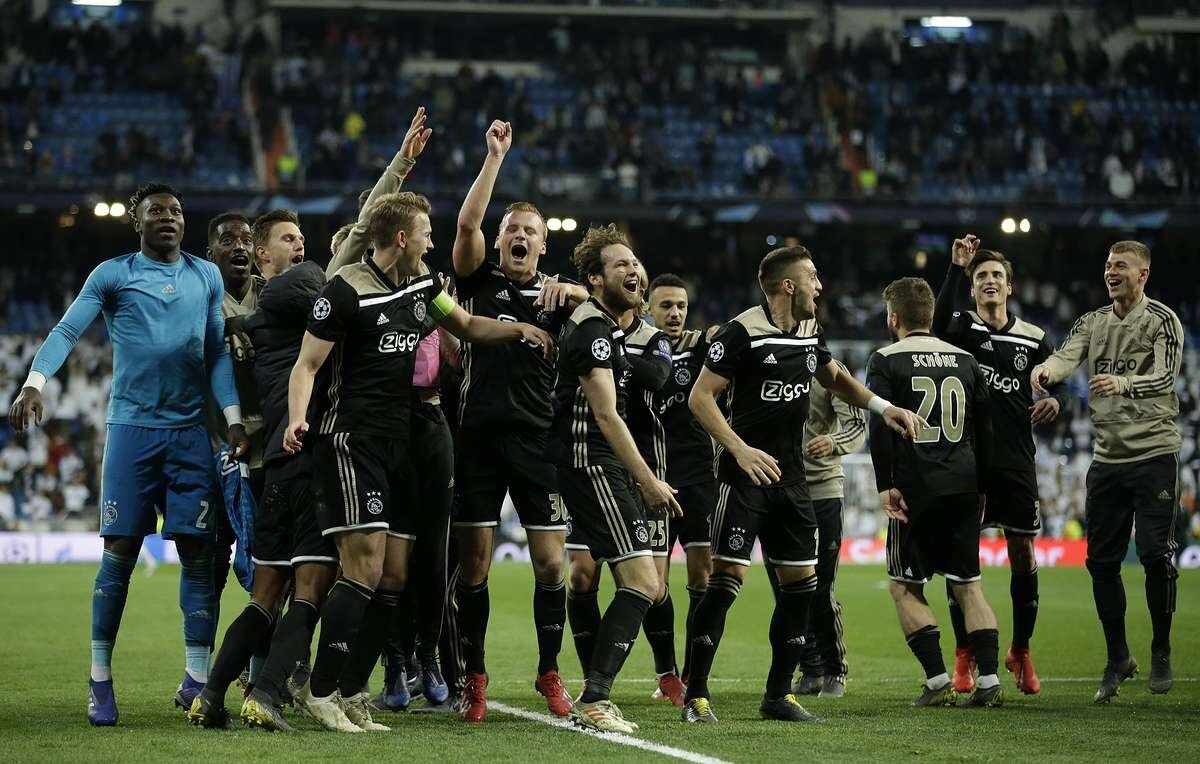 Jak cool Ajax! V Madridu skončil 4 a vyrazil Real Madrid mimo Ligu mistrů Nejvíce podrážděný tým Ligy mistrů vyřadil Realu do 18. minuty: Dušan Tadić obhájil zranění se Zidanovými triky a vydal 2 asistence a Ziyash a Neres ukázali, jak se Ramos mýlil, když se rozhodl přeskočit zpětný zápas.
V Amsterodamu Sergio udeřil do 91. minuty a vyloučil diskvalifikaci. Po utkání připustil, že se rozhodl vyčerpat, ale vrátil slova. Nepomohlo - UEFA zahájila disciplinární řízení a zakázala Ramosovi dvě zápasy.
Bez ní "Ajax" jednoduše zlikvidoval "Real" s vysokým tlakem, výběry z penaltové čáry a šumivých kombinací, po nichž se celé hlavy "Bernabeu" držely.
Real Madrid chytil dva góly poprvé v historii o 18. minutu v Bernabeu v Lize mistrů.
V posledních 47 zápasech v Lize mistrů Ajax neztratil ani jednou, když otevřel účet: 39 vítězství, 8 remíz. Nyní - 40 vítězství.
Intriky žily až do 62. minuty, kdy Tadič přidal silný gól k oběma asistentům, který soudci hodnotili tři minuty. Jeden zástupce se zdálo, že se po Regilonově boji s Mazraoui míč úplně vyhnul z řady. Z jiného úhlu - který ještě zůstal na poli. V důsledku toho se Felix Brich vzdal - 3: 0.
Poté "Real" musel vstřelit tři góly - bez Vasquez a Vinicius, kteří byli nahrazeni kvůli zranění v první polovině. Výsledkem je, že "Bernabeu" lehce vzbudil Asencio (1: 3 20 minut před konečným píšťalkem). Ale "Madrid" okamžitě popravil Lassu Schone - jeho trest bude Curtua sen na týden.
"Madrid" dokončil zápas s deseti muži - v 93. minutě, Nacho obdržel dvě karty najednou a běžel nejprve do šatny.
Toto je první vítězství Ajaxu v play-off Ligy mistrů od roku 1997. Ajax ve čtvrtfinále poprvé od sezóny 2002/03.
Naposledy "Real" ztratil v Lize mistrů v Madridu ve 3 brankách ve skupině - od CSKA (0: 3). Pak "Madrid" hrál také bez Sergia Ramosa. Stejně jako předtím s Juventusem, když Real Madrid ztratil 1: 3, ale prošel dál. 3 zápasy bez kapitána doma - 3 ztráty.
Současný vítěz ligy mistrů opouští turnaj. Real Madrid je první tým, který vyhrál první zápas ligy Ligy mistrů 2: 1, ale ne pokračovat.
Porážka Ajaxu je třetí v Realu v týdnu: 27. února Madrid ztratil v Barceloně v Poháru (0: 3) a 2. března v šampionátu (0: 1). Všechny hry se konaly v Bernabeu.
