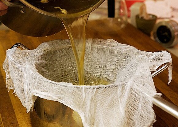 процеживаем квас через марлю