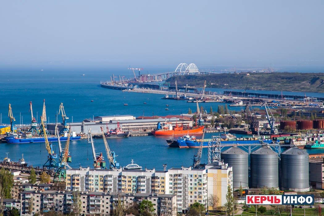 Сама природа превратила эту гору в великолепную видовую площадку, перед которой распахивается незабываемая панорама гряд керченского холмогорья. Справа и слева гряды этого холмогорья огромными крыльями обходят центральную его гряду с завершающей её
горой, на которой вы сейчас и находитесь. Эти боковые гряды — крылья глубоко вторгаются в морскую синь и создают излучину обширной бухты. А с противоположного, восточного берега пролива, навстречу этим крыльям изо всех сил пытаются дотянуться до них две длинные узкие косы...