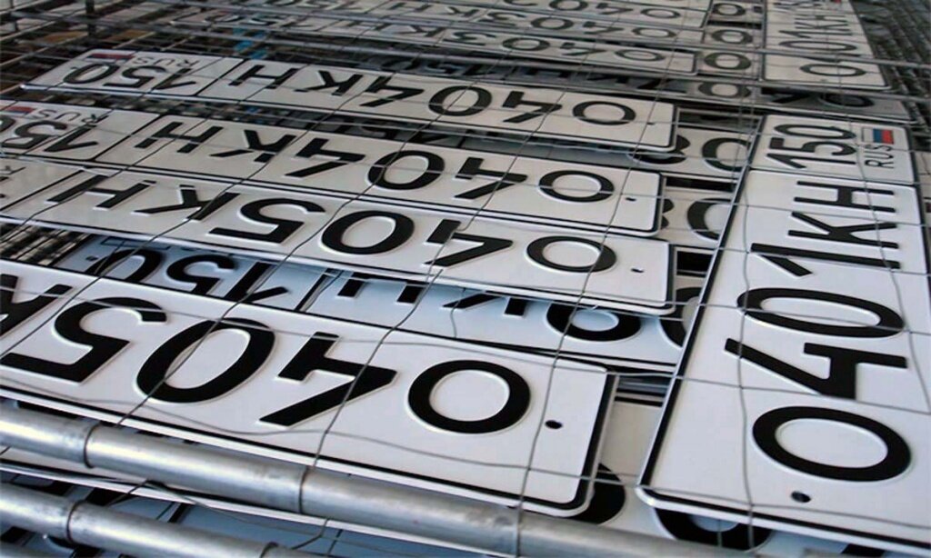 Установить максимальные тарифы на изготовление номеров предложила ФАС: 2 тыс. руб. — за комплект для автомобиля, 1,5 тыс. руб. — для мотоцикла. Стоимость печати свидетельства о регистрации предлагается установить от 500 до 1,5 тыс. руб. 
