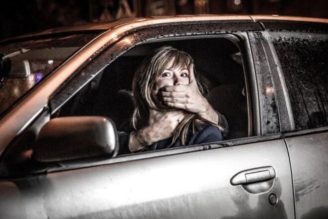 В Москве таксист изнасиловал клиентку, но довёз её до остановки. Так он отметил свое 8 марта.  
В ночь на 9.03 39-летняя Наталья вызвала машину к клубу "Высоцкий". Всё сразу пошло не так: маршрут вёл в какую-то глушь, у женщины возникли резонные вопросы. В ответ на них она получила удар по голове и потеряла сознание. Очнулась на пустыре, попыталась убежать, но безуспешно — догнал, изнасиловал, снова бил по голове.
  
Но потом таксист вспомнил, что сегодня за день, и по-джентельменски подвёз девушку до остановки. Там Наталья поймала другое такси, на котором доехала до дома.

Такой галантностью теперь очень интересуются полицейские.