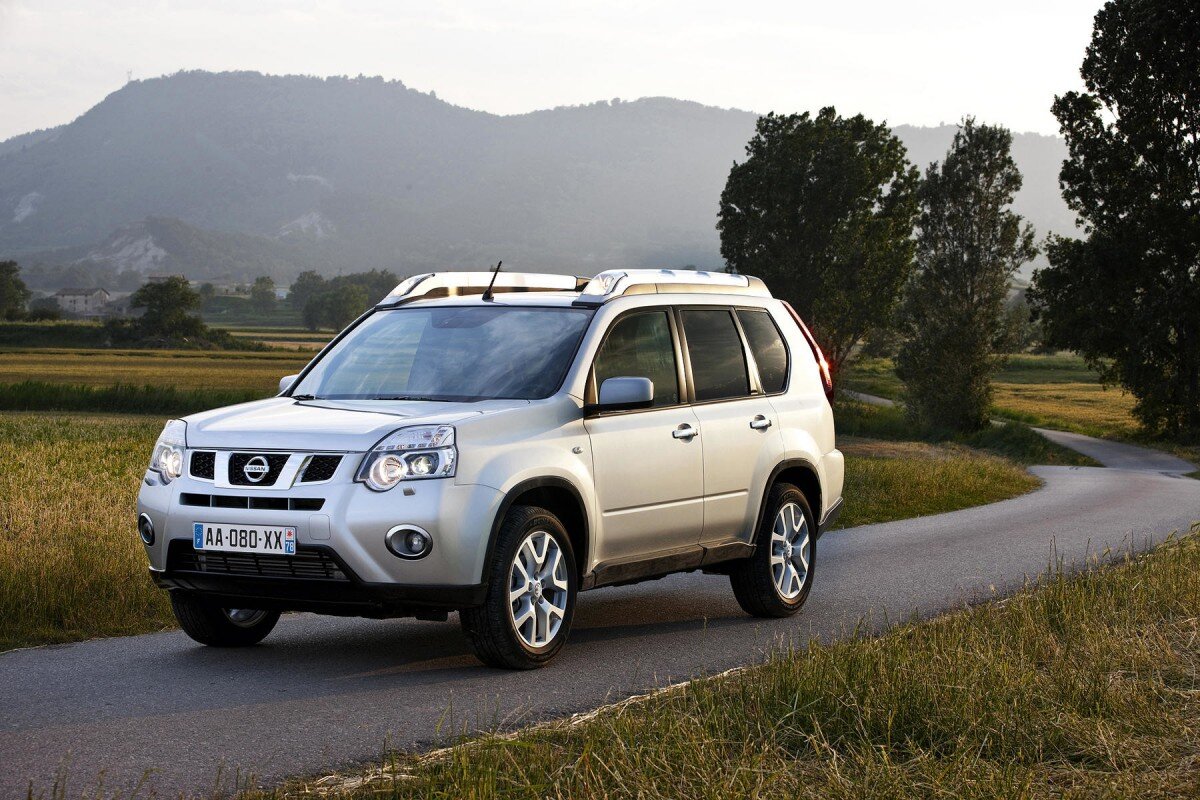        Особо не приметные, откровенно квадратные машины с центральным расположением панели приборов стали настоящей диковинкой для автолюбителей того времени. Ведь именно с приходом X-Trail в Россию дилерская сеть Nissan начала стремительно укрепляться. Ниссан не проигрывал существовавшим тогда Honda CR-V, Mitsubishi Outlander и прочей японской технике. Полюбившись российской аудитории Nissan X-Trail пережил три поколения и два сопутствующих рестайлинга. 
 