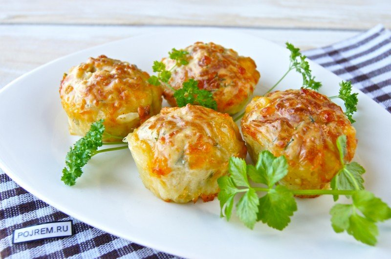 Маффины с сыром – это чудесные мини-кексы, которые оценят вегетарианцы и все любители сыра. Аромат сыра, яркая игра желтого и белого, вкус зеленого лука, а так же сладость теста сделают свое дело в этом многосложном вкусовом аккорде под названием – маффины с сыром.