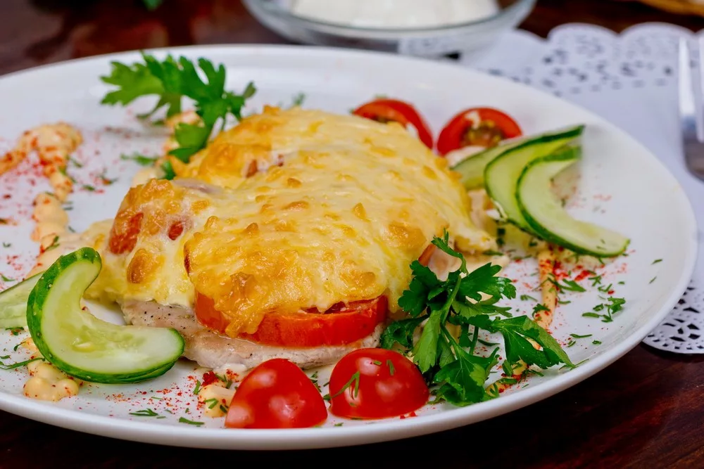 Рыба запеченная с помидорами и сыром. Куриное филе под сыром Гауда. Свинина под сыром. Свинина с помидорами и сыром. Свинина под сыром с помидорами.