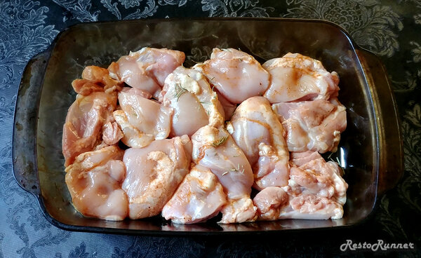 Курица, запеченная в духовке с картошкой и луком