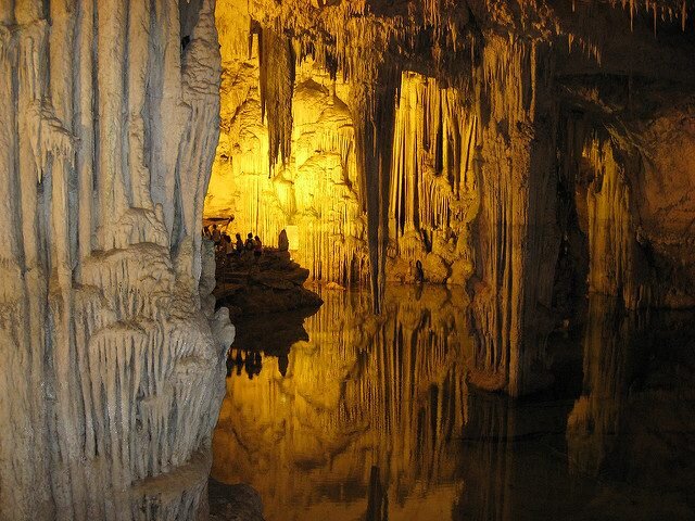 на фотографии: Пещера Нептуна, Капо Качча, Альгеро. Фото Микелы Симончини
