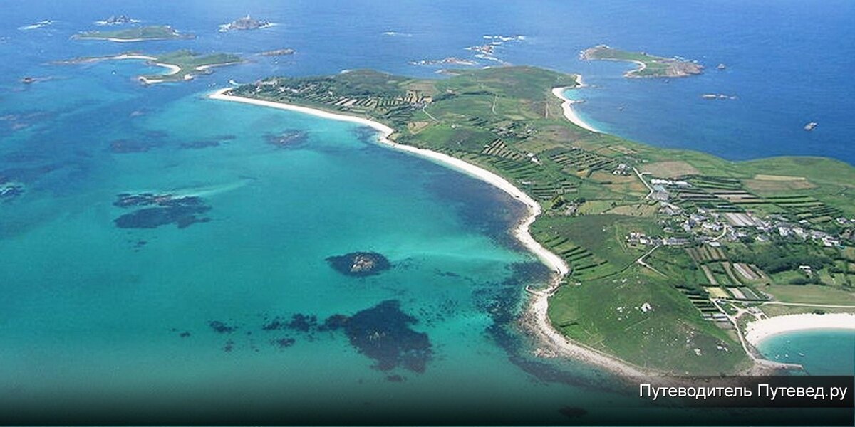  Преобладающий рельеф представляет собой холмистую местность, покрытую  густой растительностью. Остров славится очаровательными песчаными  пляжами, которых здесь великое множество. На всей островной территории  господствуют погодные условия сухого умеренного климата, что  обеспечивает обилие солнечных дней. Каждая часть острова имеет свою столицу. Это город Мариго на французской стороне и Филипсбург  в голландских владениях. Соответственно, официальными языками являются  французский и нидерландский. Хотя повсеместно распространен английский  язык.  