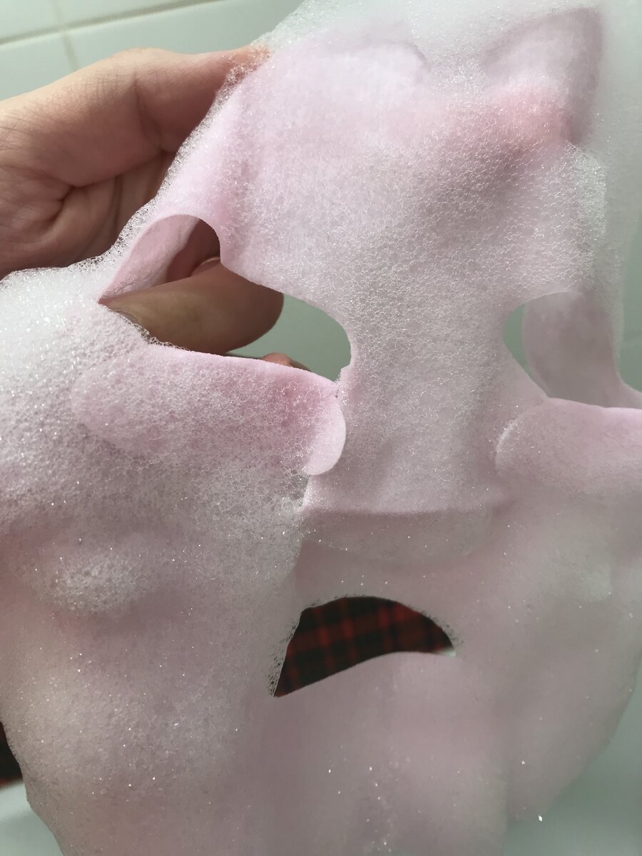 вот так маска выглядит после снятия. также видно эти странные кусочки ткани под глазами