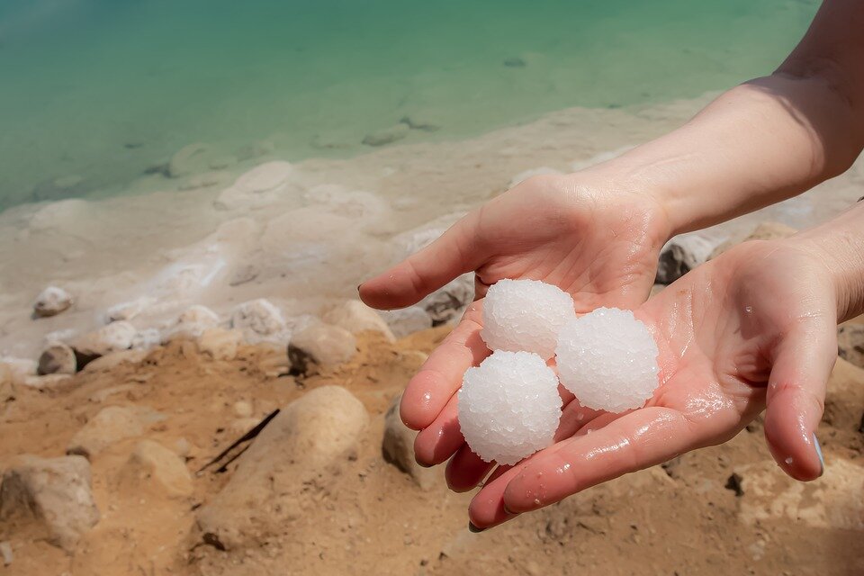 https://cdn.pixabay.com/photo/2019/08/31/22/38/salt-4444162_960_720.jpg