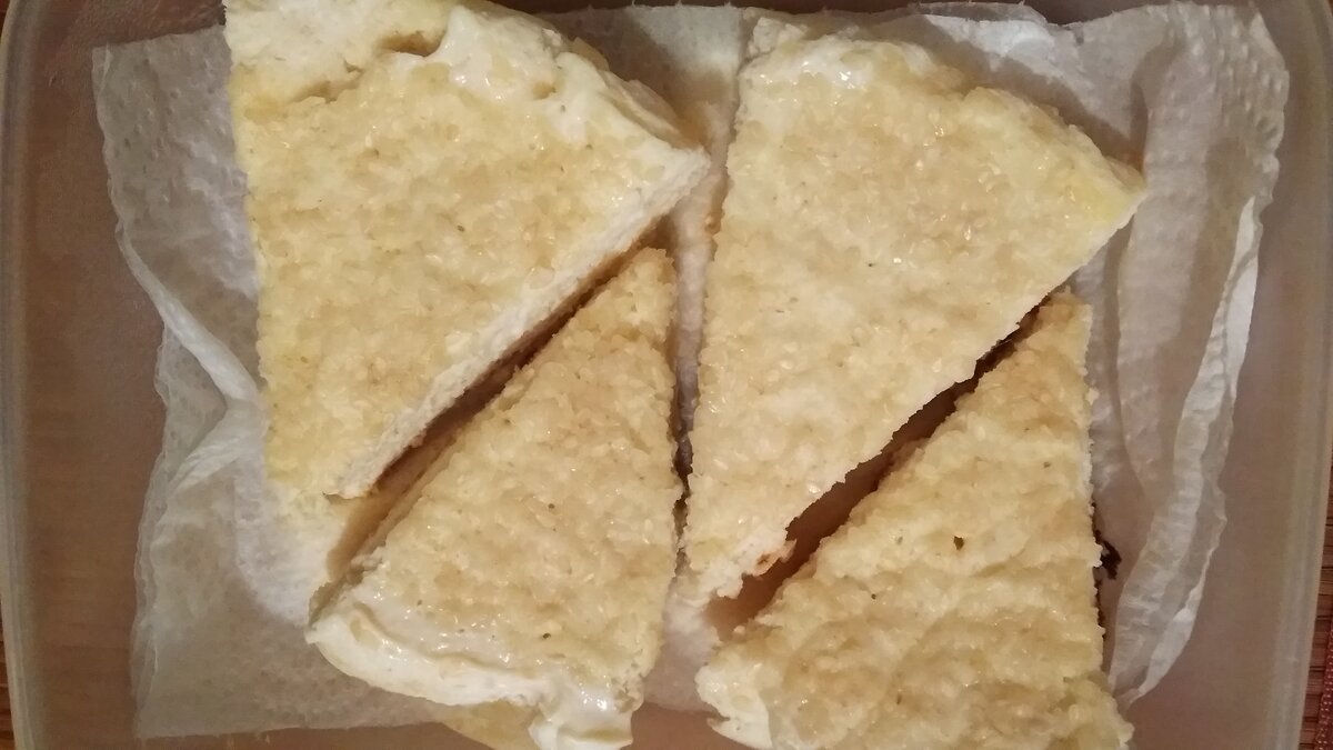 Фотографировала вечером, при электрическом свете, получились тусклые цвета. На самом деле запеканка выглядит красивее