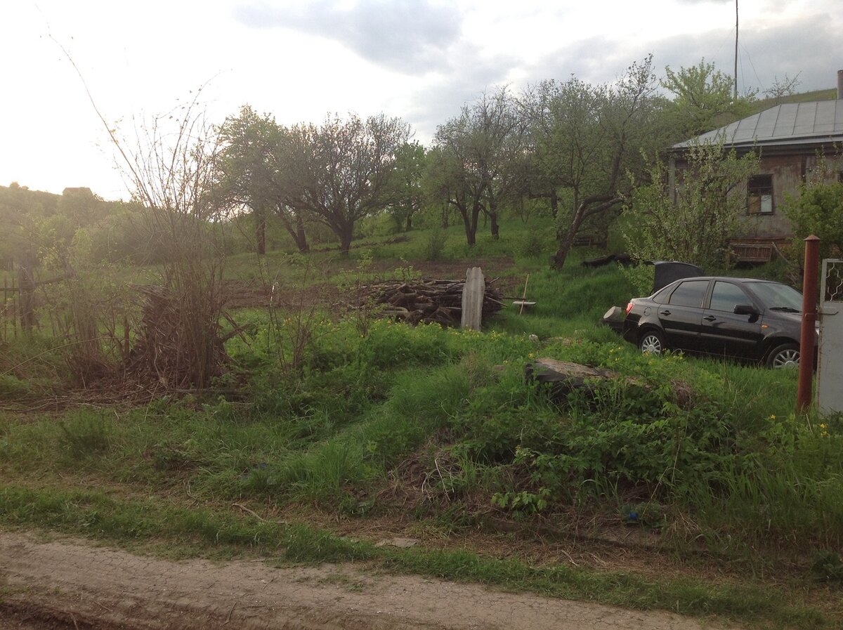 Это  наш домик  со стороны дороги. 