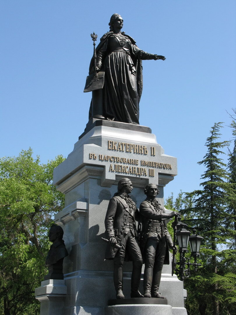 Памятник Екатерине Второй в Симферополе.