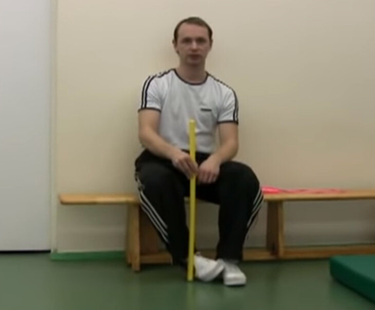 Учимся зажимать палку ногами.