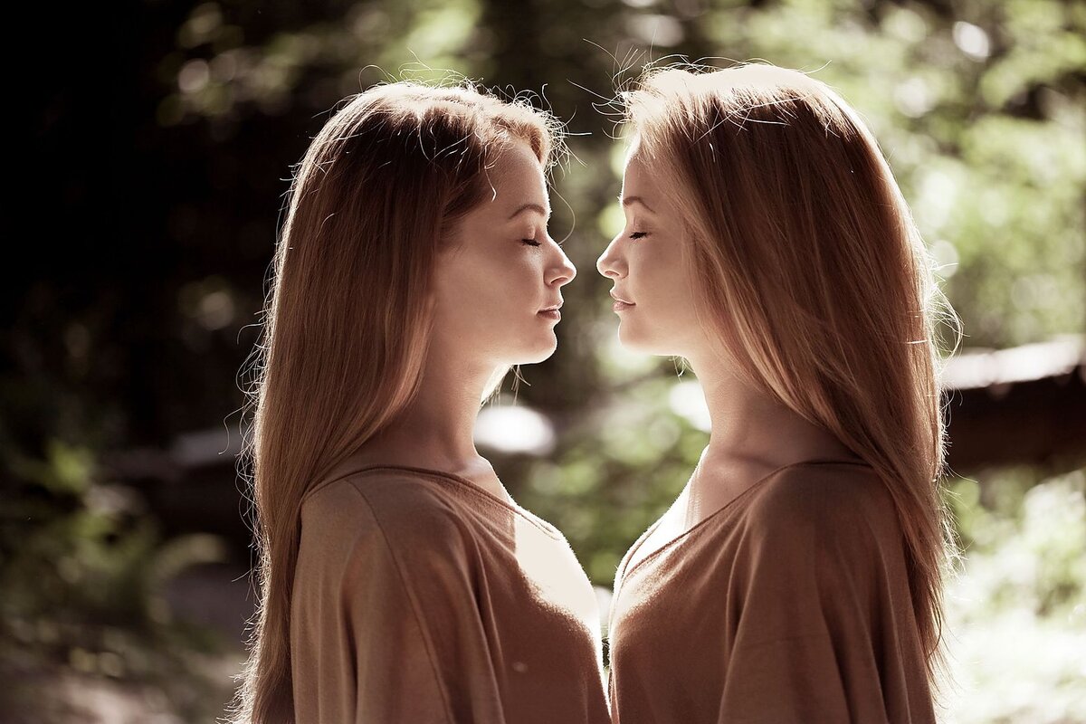Девочки близняшки поцелуй
