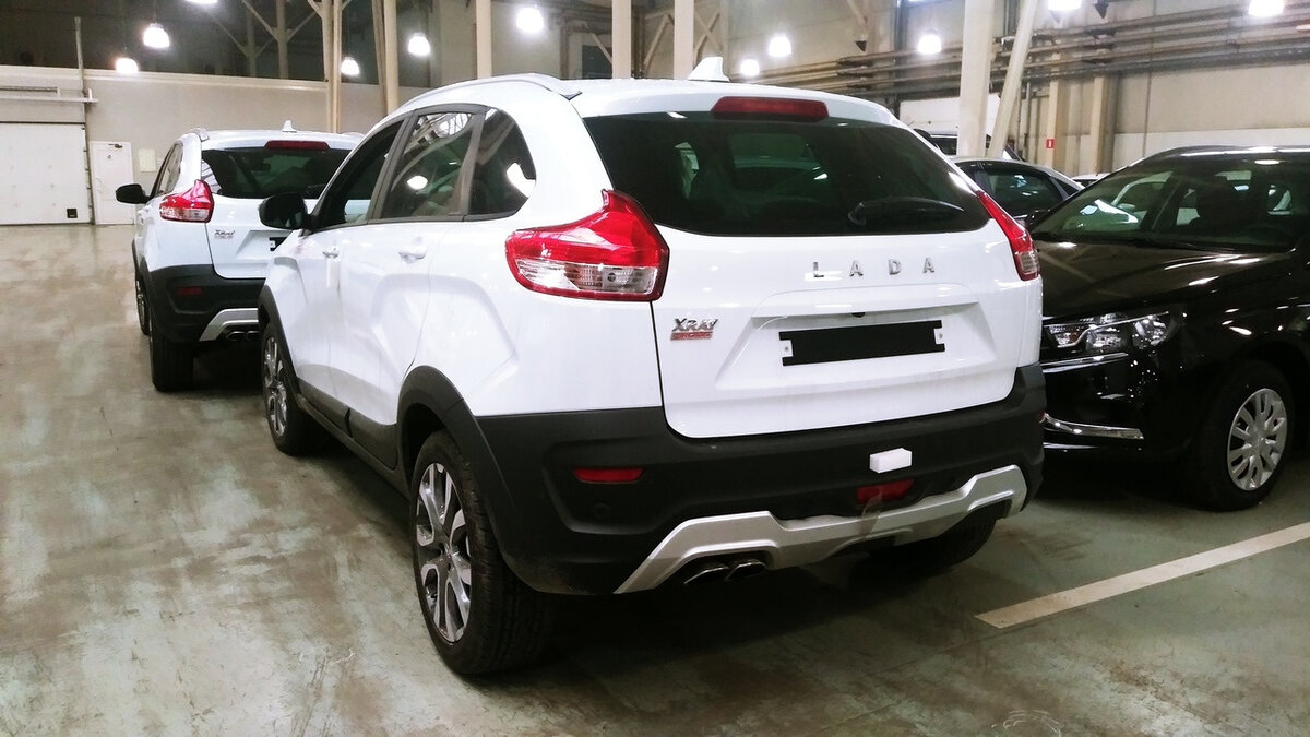 Х-рей кросс и веста на складе дилера ждут предпродажную подготовку