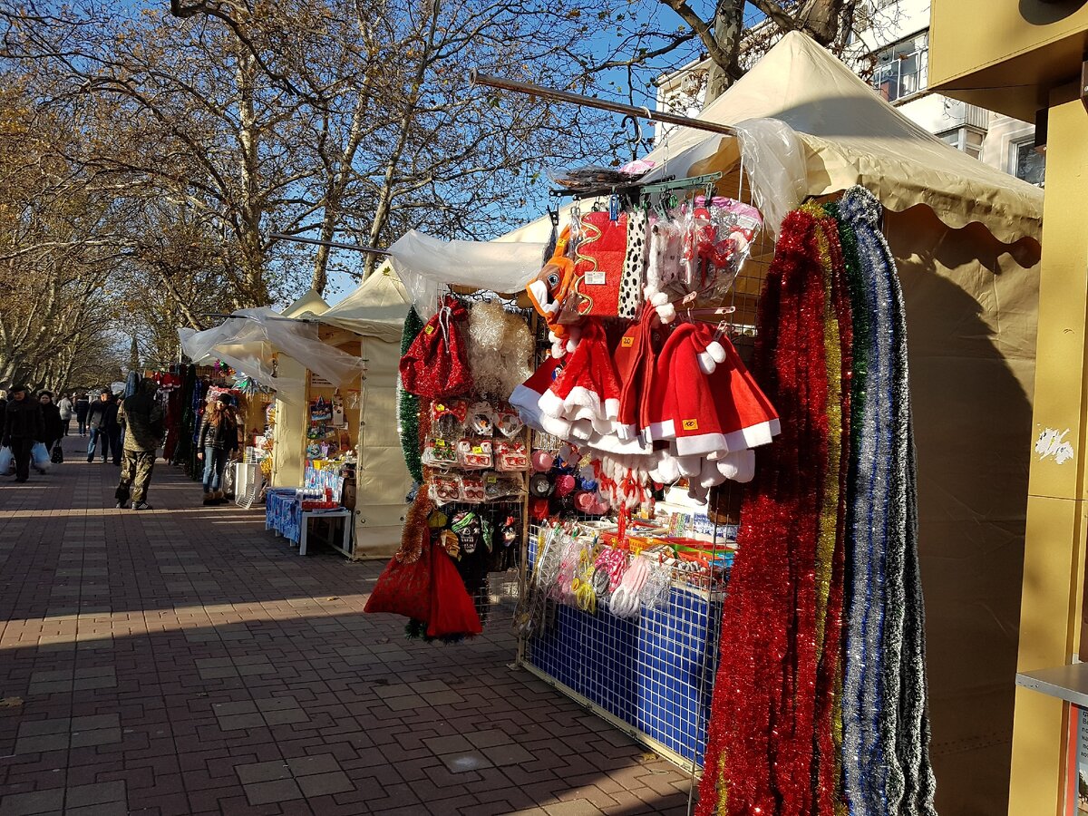 Елки ещё не продают, но новогодние украшения уже можно выбирать.