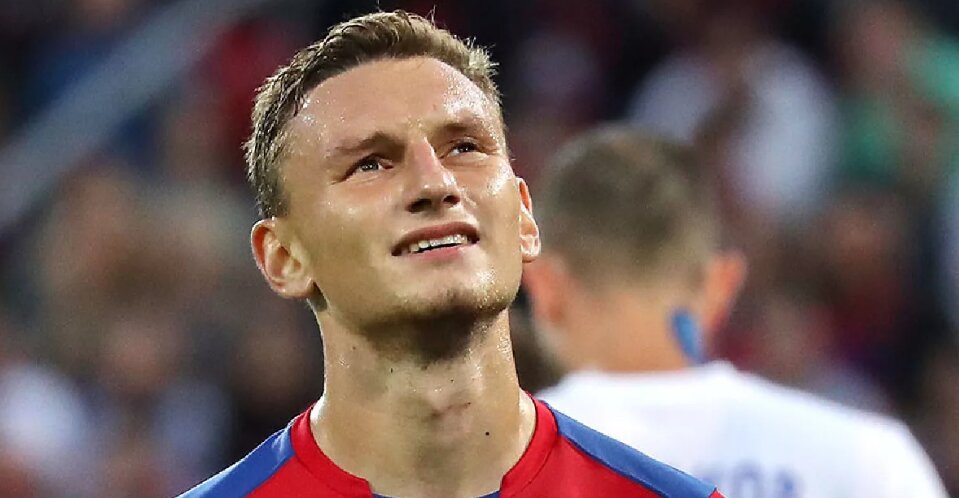 Арнор сигурдссон. Чалов женился. Наиль умяров свадьба. Федор чалов с девушкой. Чалов женился.