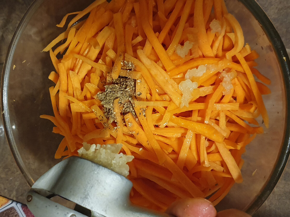 Добавляем все специи. Не перемешиваем