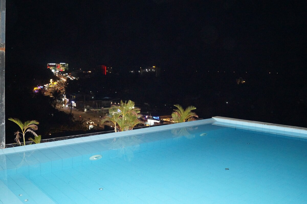 Бассейн на крыше отеля вечером