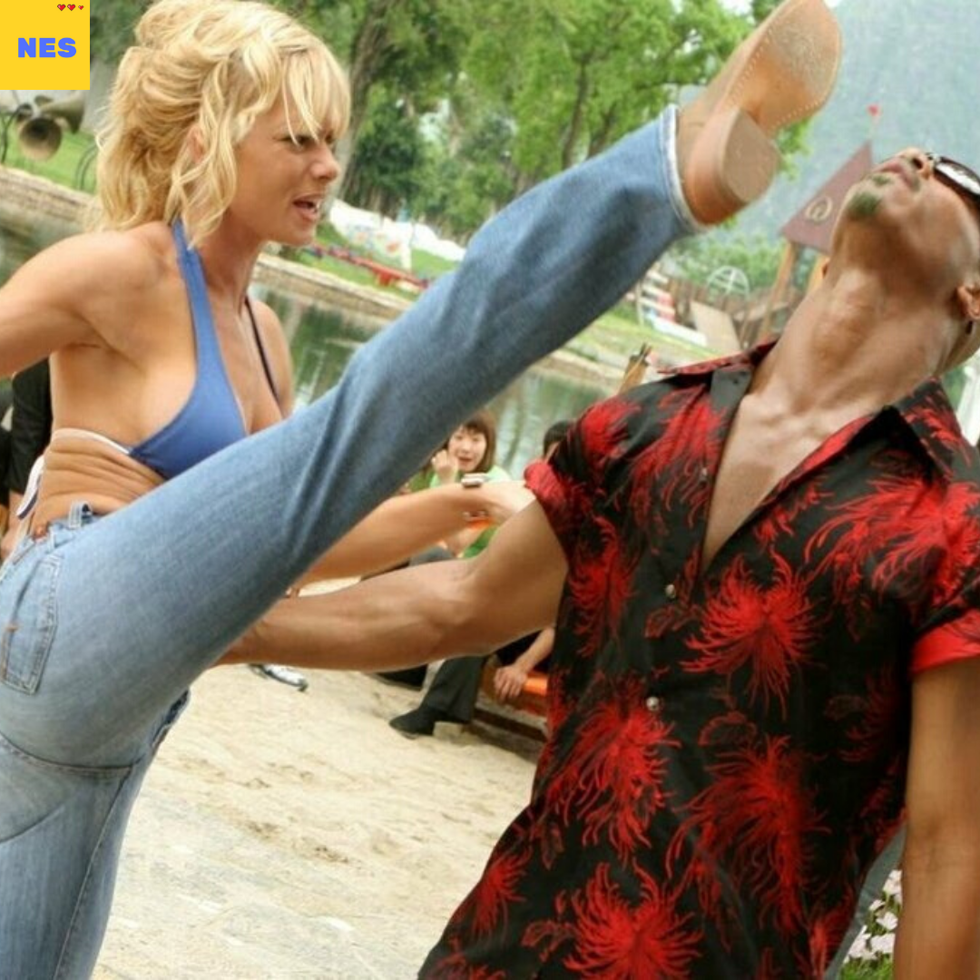 Женщины дерутся на улице. Bella thorne chick fight. Chick fight фильм 2020. Смешные женские драки. Фото драки девочек по попе.