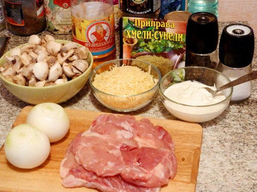 Куриный стейк с грибами и сыром.