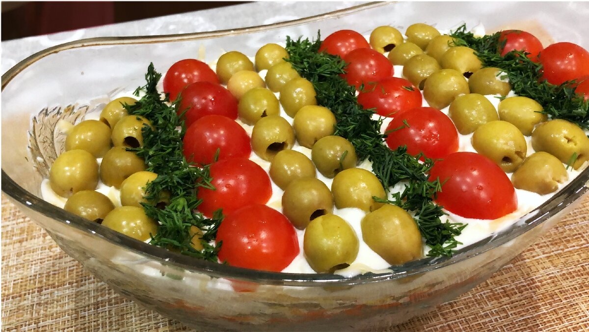 Этот новый для нас салат на праздник - очень вкусный, он подойдет также и на каждый день. Салатик Полосатик отлично украсит ваш праздничный стол и конечно же пойдет в вашу копилку салатов.
