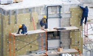 Теплоизоляционный материал укладывается со сдвигом для уменьшения вертикальных швов