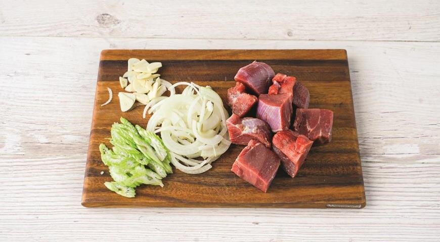 Индейку нарежьте крупными кусками, приправьте солью и перцем, обваляйте в муке. Лук очистите и нарежьте полукольцами, сельдерей и чеснок – тонкими ломти­ками.