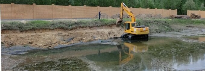 Вырыть пруд на участке. Пруд чаша для дачи. Искусственное озеро. Копание пруда. Глиняный пруд на участке.
