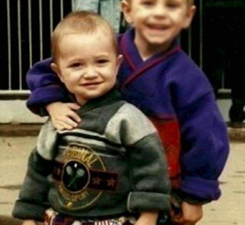 На фото артист в детстве.