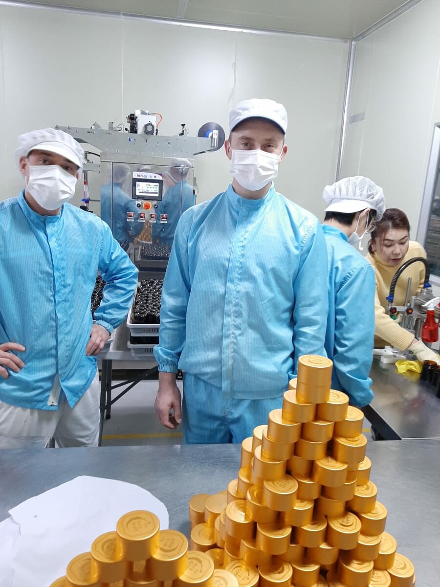 300 000 Рублей за 2 месяца + отдых на берегу Океана!? Это реально! 
На фоне падения рубля и роста цен всё больше россиян ищут работу в соседних странах. Одним из популярных направлений для русских гастарбайтеров становится Южная Корея. Причем в последнее время туда едут не только жители Дальневосточного федерального округа.

По данным  средняя зарплата в России  45 000-50 000рублей. Однако в реальности большинство работодателей предлагают зарплату 30–35 тысяч рублей в месяц. Таких вакансий очень много на популярных сайтах бесплатных объявлений.

Среди них выделяются предложения о работе в Южной Корее: "Зарплата от 120 тысяч рублей в месяц, выплаты день в день или в конце месяца. Жилье и питание от работодателя. Легальный въезд в страну. Опыт и образование значения не имеют. Вы сами выбираете, где будете работать".Да и возрасте не важен. 
Всё больше уезжающих на заработки среди жителей Сибири и Центральной России. Также есть небольшой процент людей, которые рассматривают поездку в Корею как возможность сменить обстановку, попутешествовать, а заодно заработать. Но, как показывает практика, хорошо зарабатывают только те, кто хорошо мотивирован. Если человек никогда не умел и не умеет работать, то поездка вряд ли будет успешной.
Корея дает реальную возможность заработать около 200 тысяч рублей за два месяца(минимум) . Для россиян, привыкших к "стандартному" окладу в 30 тысяч рублей, это очень соблазнительно. Однако далеко не все отправляются на заработки легально, через компании или агентства. Многие едут в Корею по обычной туристической визе.В Национальной организации туризма Кореи подсчитали, что в 2018 году число российских туристов выросло по сравнению с предыдущим годом на 11,9 процента и превысило 302 тысячи человек. Сколько из них въехали как туристы и отправились на нелегальную работу – не знает никто. 
Этот вариант привлекает всех тех, кто должен за быстрые сроки заработать около 300 000 рублей. Чем брать кредиты в банки и платить их годами, лучше заработать эти деньги за 2 месяца. Работа в Южной Корее очень разная. Это отличный способ отдохнуть и заработать. 