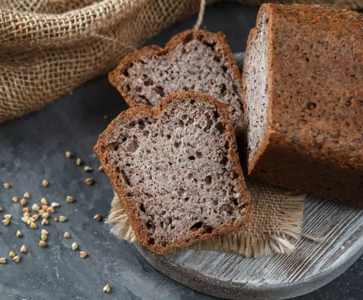 хлеб с сухофруктами. хлебцы из гречки. гречишный хлеб. хлеб из гречки рецепт без дрожжей. пшеничный хлеб.