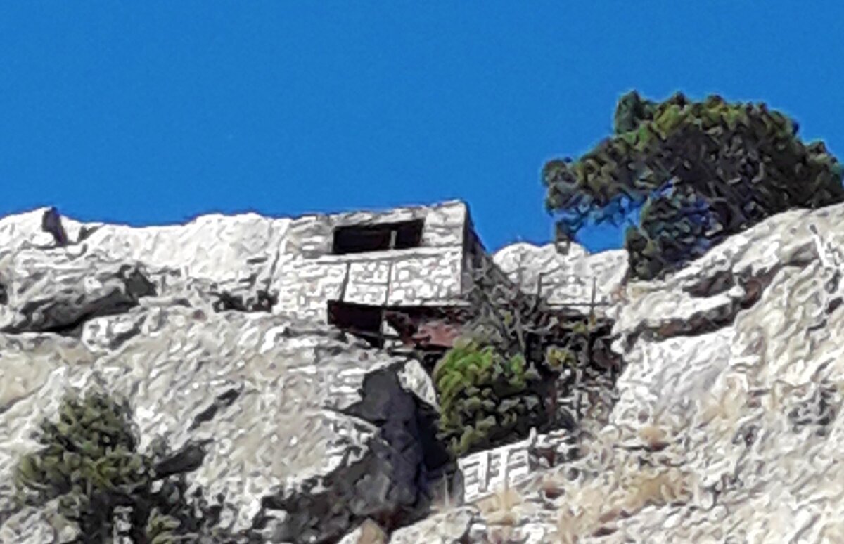 Доехали до мыса Сарыч в Крыму и случайно увидели странную будку высоко в скале, показываю, где она находится и как…