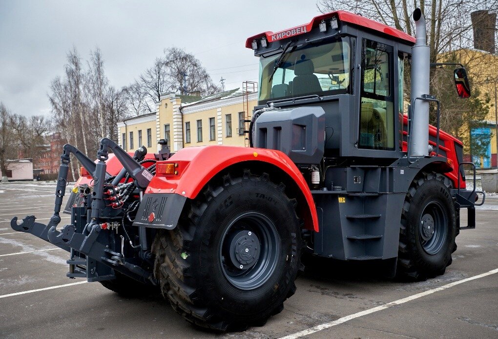 Новый трактор Кировец К-525, вид сзади-справа