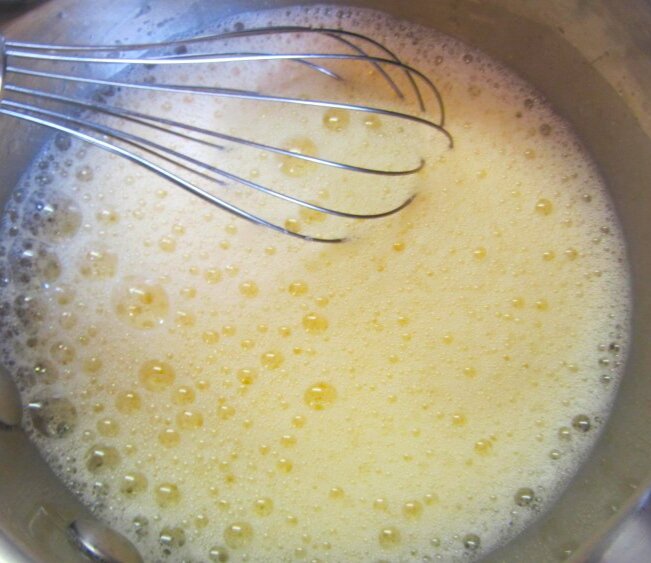 Взбиваем яйца с сахаром