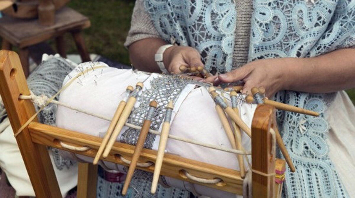 Источник изображения https://tkanix.guru/svojstva-tkanej-i-poloten/vologodskoe-kruzevo