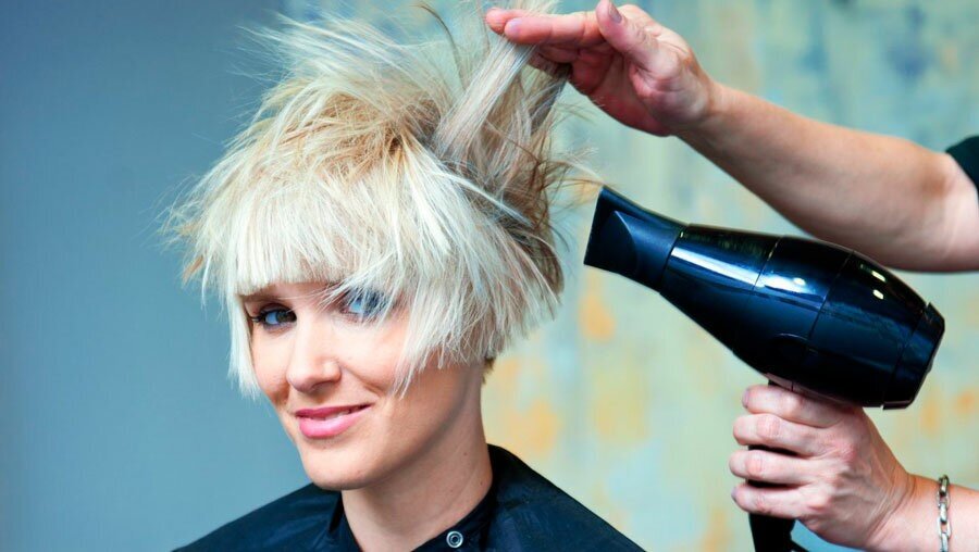 поднять волосы руками